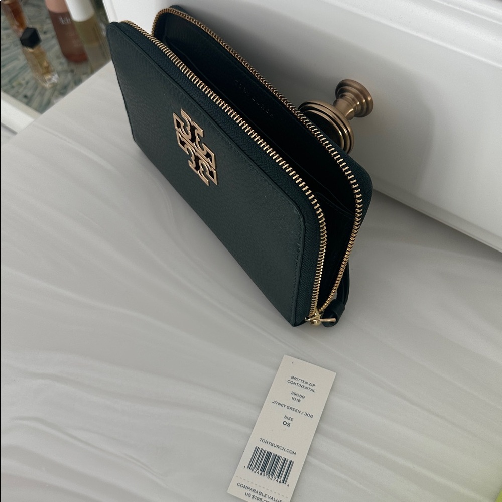 Tory Burch Green Wallet with gold emblem - Picture 4 of 6